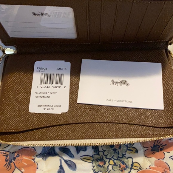 New White Coach wristlet wallet with larger inside pocket for phone or checkbook - Picture 8 of 8